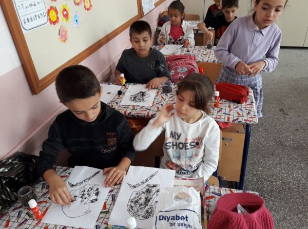 3.Sınıflar Görsel Sanatlar Dersinde Çay ile Atatürk Portresi Yapıyor