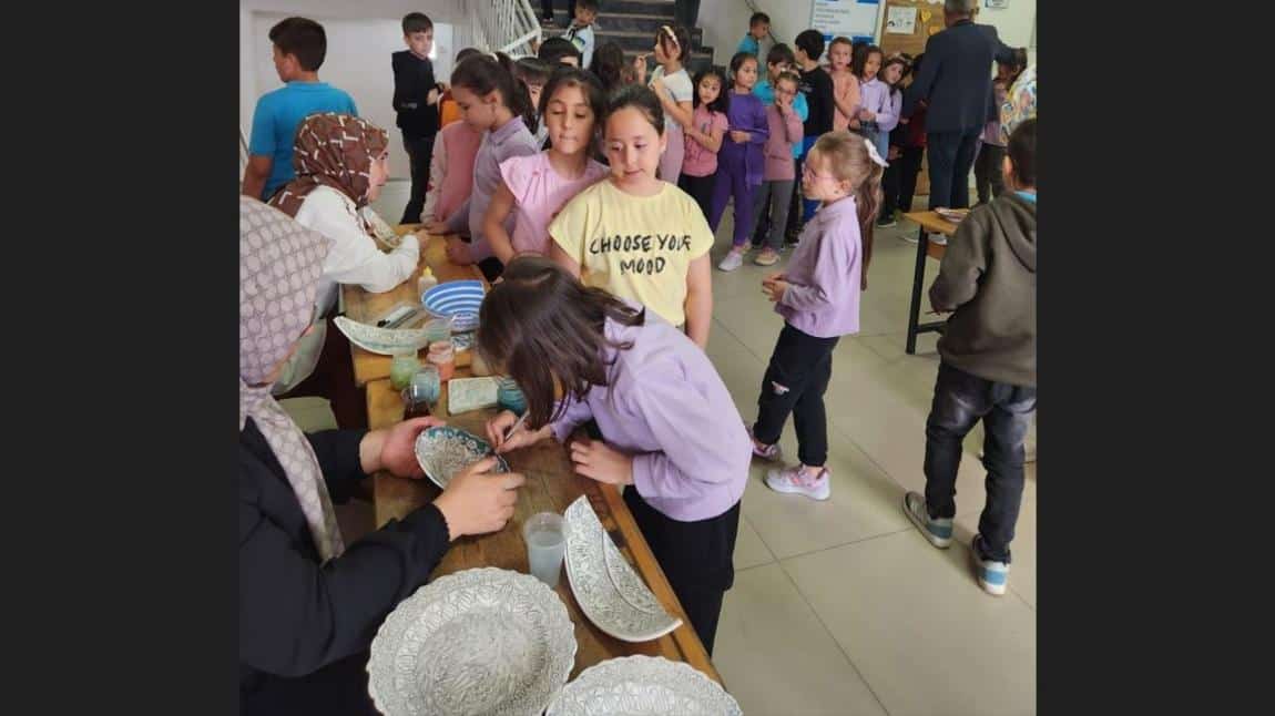 Öğrencilerimiz Çini Boyama Etkinliği Yaptı